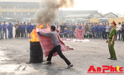 Chăn chiên dập lửa