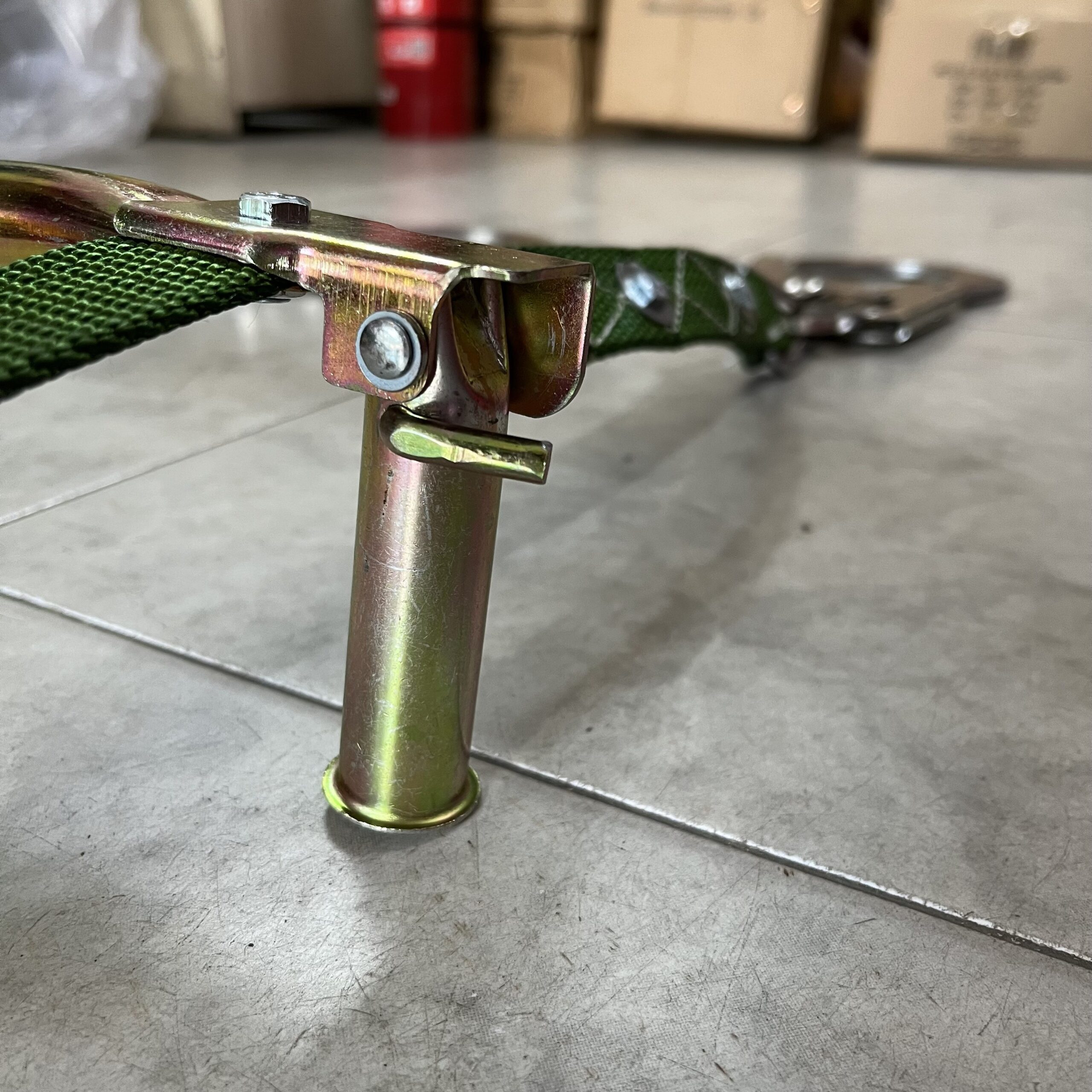 Thang có chân chống tường