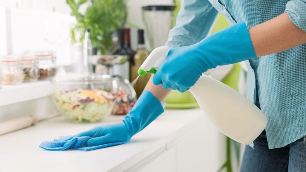 Làm sạch và khử trùng nhà thường xuyên